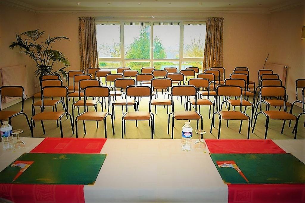 Hotel Altina Pacy-sur-Eure ภายนอก รูปภาพ